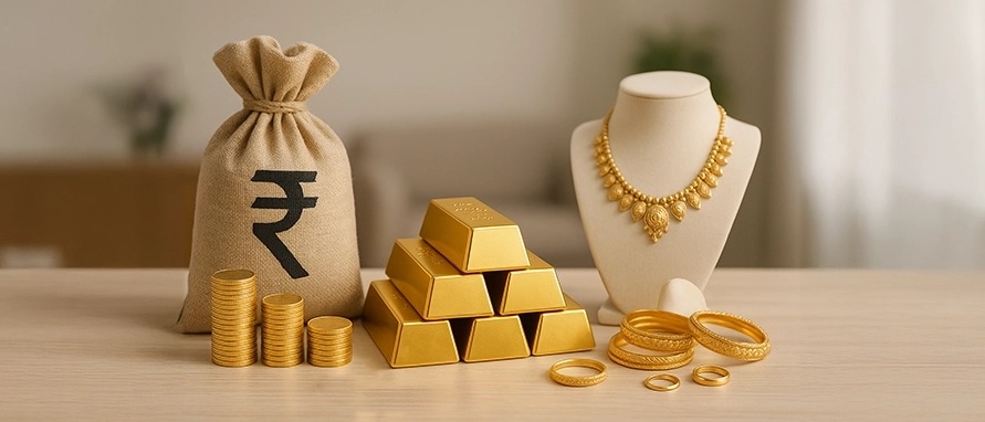 Gold ornaments placed beside Indian currency notes, symbolizing the growing trend of gold loans over personal loans