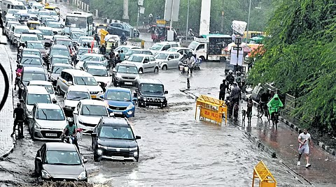 Heavy rain in Delhi causing waterlogging on main roads