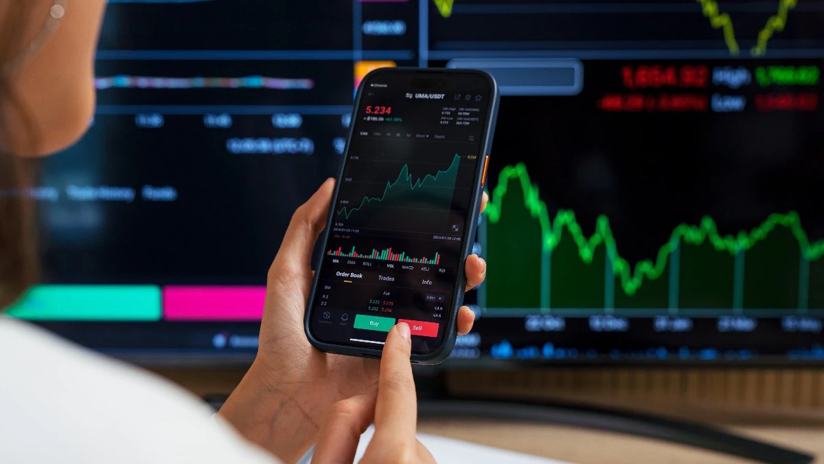 Stock market screen showing rising IT sector stocks with Infosys highlighted.