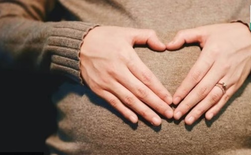 Pregnant woman holding paracetamol tablets while concerned about autism risk