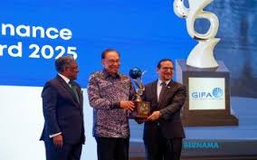 Anwar speaking at Islamic Finance conference on leadership and future trends