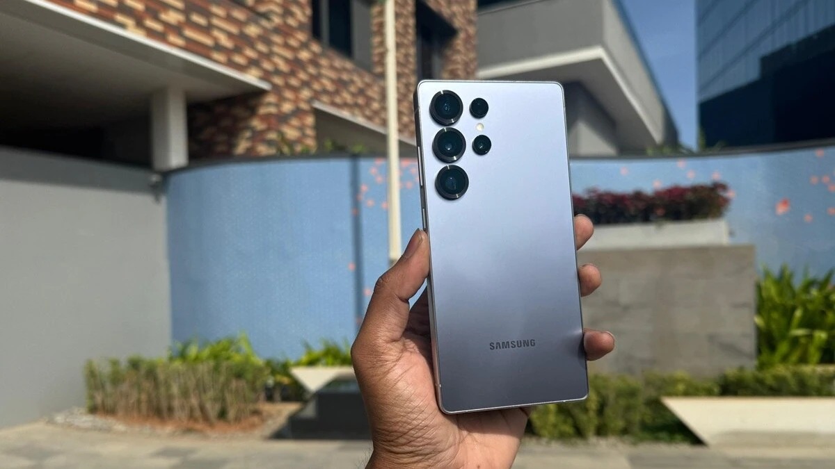 Samsung Galaxy S26 Ultra and Galaxy S26 Pro smartphones with fast charging icons