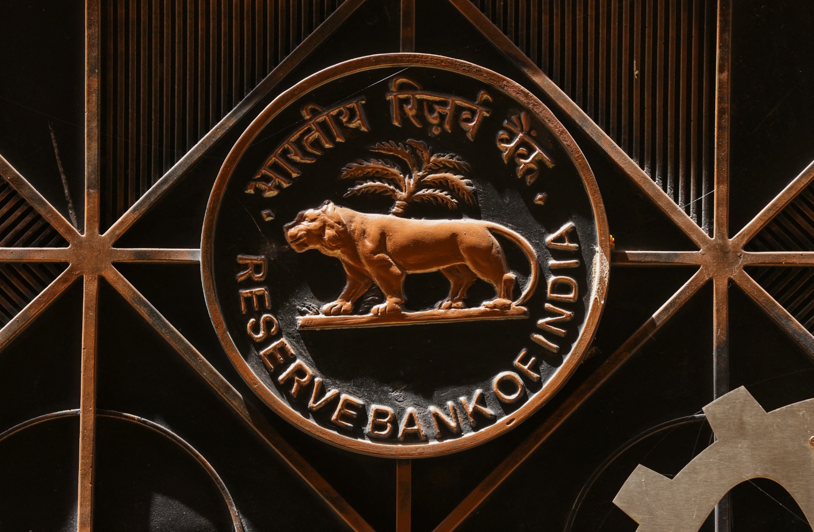Reserve Bank of India headquarters with digital payment icons representing new rules for payment aggregators