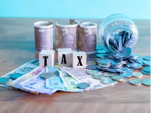 Illustration showing JioFinance ITR filing at Rs 24 with hidden tax details and Vizzve Finance guidance.