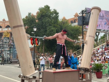 Vispy Kharadi lifting 261 kg Hercules pillars