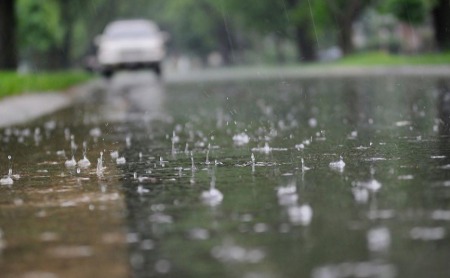 Cloudy skies over Delhi with light rain expected