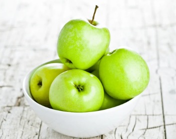 Fresh green apples in a bowl