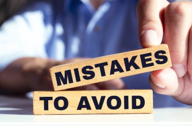 Illustration showing common mistakes Indian borrowers make during loan renewals