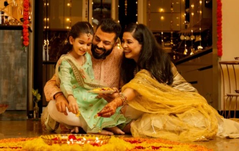 Family celebrating festival with Vizzve Finance personal loan