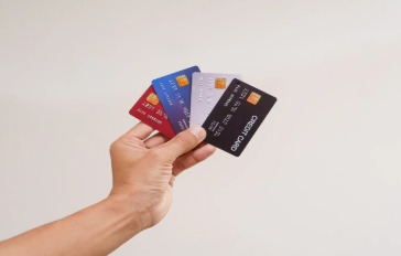 Diwali shopping 2025 with HDFC, SBI, ICICI, and Axis Bank credit card offers and discounts.