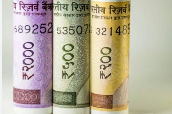 Shoppers comparing EMI and full payment options during festive sales.