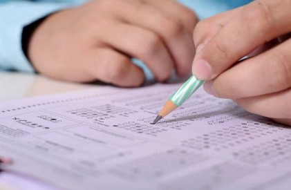 Students checking JEE 2026 advisory on official NTA website, preparing for the entrance exam