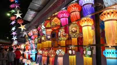 Shoppers buying decorative lamps ahead of Diwali in Karad, Maharashtra, reflecting strong festive sales