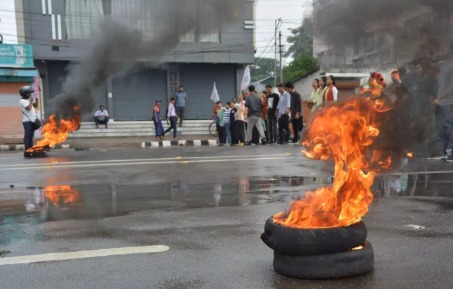 Protesters on streets during Tripura bandh with police presence