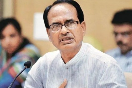 Chief Minister Shivraj Singh Chouhan meeting victims at hospital after carbide gun accident.