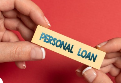 Customer comparing personal loan rates at different Indian banks