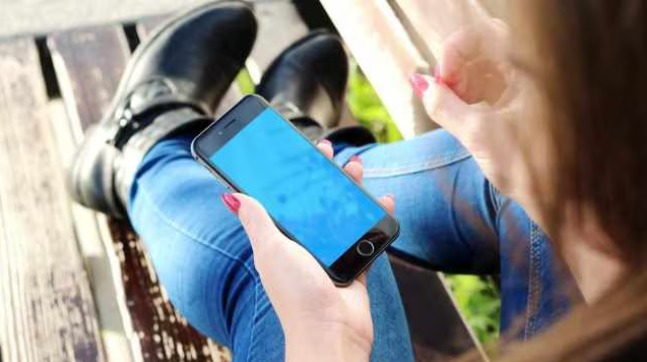 gen-z-loneliness-digital-age-connection