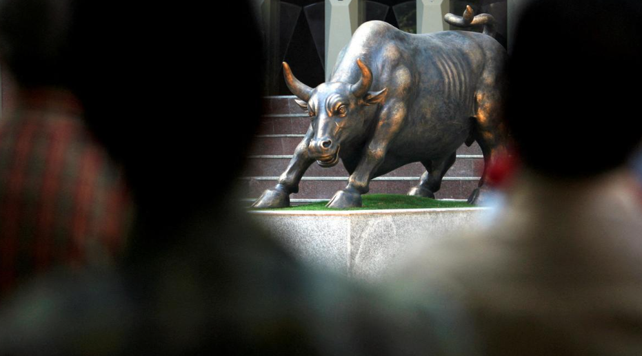 raders monitoring rising stock market indices on trading screens