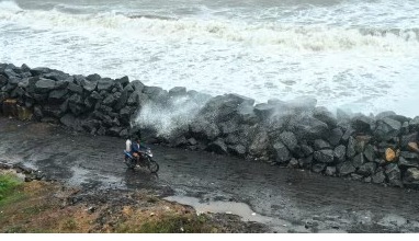 Rescue teams clearing debris after Cyclone Montha landfall in coastal Andhra Pradesh