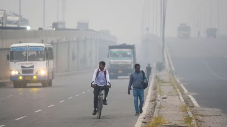 Top 10 Indian weather updates showing Bengaluru’s pleasant skies, Delhi smog, and Mumbai clear skies