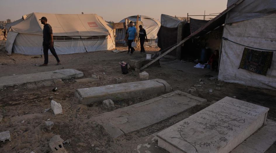displaced-palestinians-living-in-gaza-cemeteries