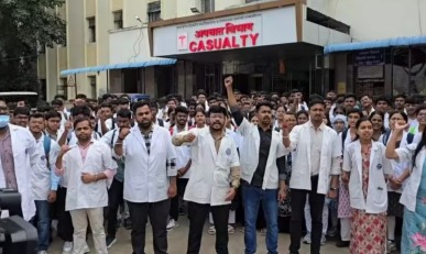 Doctors and protestors outside a government hospital in Maharashtra staging a rally after the Phaltan doctor’s death.