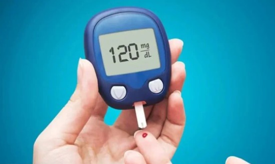 “Doctor advising patient on insulin for HbA1c 7.6%”