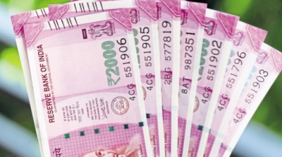 Bengaluru police displaying seized fake currency notes and arresting accused in Rs 2,000 scam case