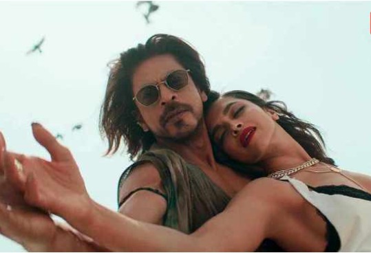 shah-rukh-khan-deepika-padukone-king-romantic-scene