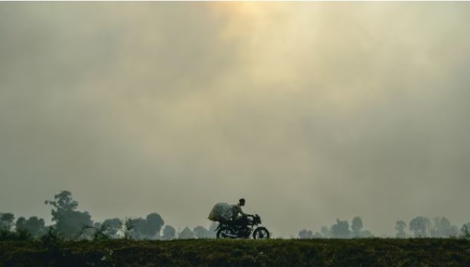 Dense smog over Delhi city with poor air quality, AQI at 308 in Shadipur