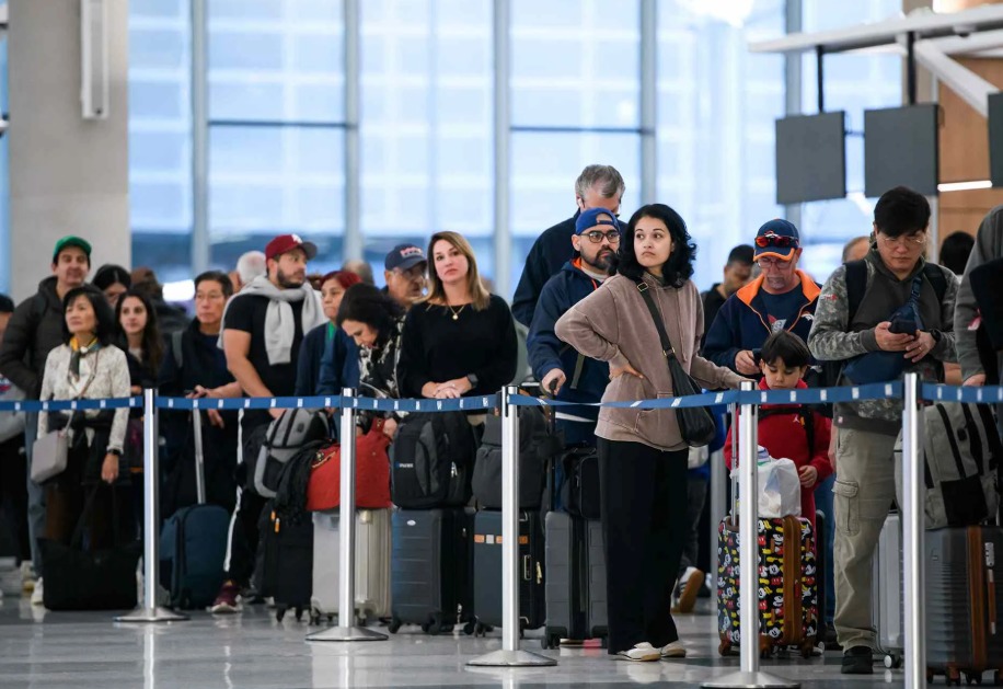 Crowded U.S. airport terminal with stranded passengers as government shutdown causes widespread flight cancellation