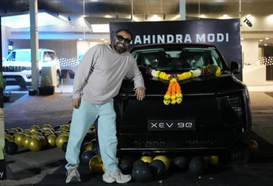Anurag Kashyap with Mahindra car, Indian filmmaker Anurag Kashyap and daughter sharing Mahindra car