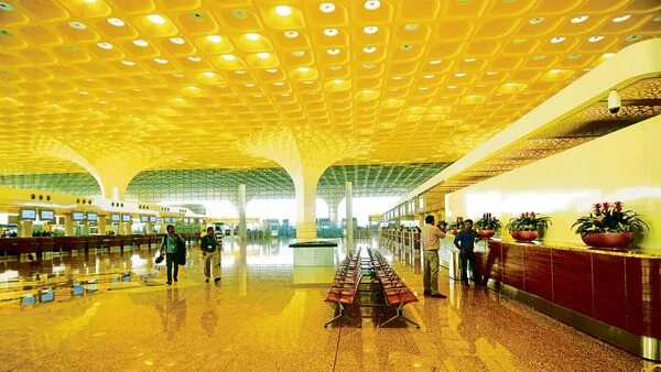 Mumbai Airport passengers waiting after flight delay due to Delhi technical glitch