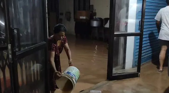 Massive water tank bursts in Kochi’s Elamakkara area, flooding homes and roads; no casualties reported.