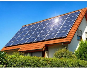 A modern home with rooftop solar panels and a rupee coin symbolizing affordable solar loans under India’s green finance movement.
