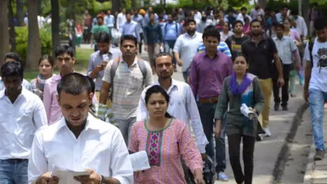 Graph showing India’s unemployment rate decline to 5.2% with a rise in urban salaried jobs, July–September 2025