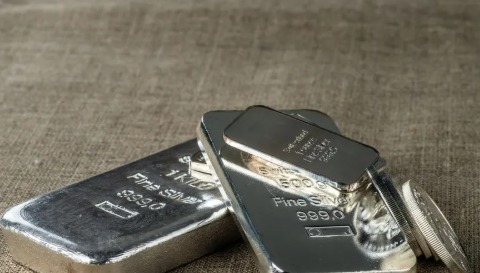 Silver jewellery and coins placed beside a loan document and calculator, symbolizing RBI’s new rules for silver-backed loans.