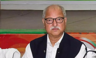 Senior Congress leader Shakeel Ahmad addressing a public event before resigning from the party after the Bihar elections