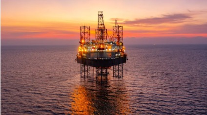 Oil refinery at dusk representing India’s growing energy demand as projected by the International Energy Agency (IEA)