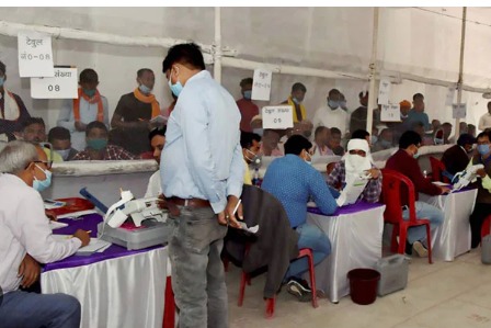 Bihar election counting centre with early trends showing Congress trailing in key Mahagathbandhan seats.