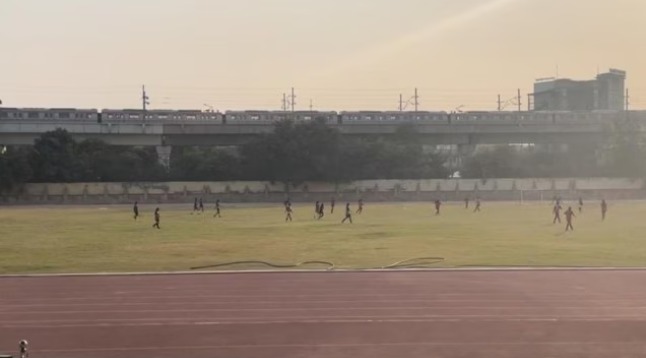 "Delhi students wearing masks walking to school during high pollution levels"