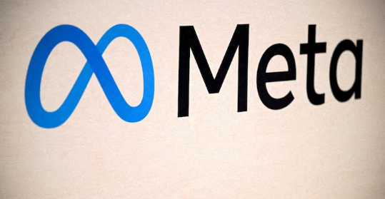 Meta corporate logo alongside Spanish media headlines representing the 550 million dollar settlement.