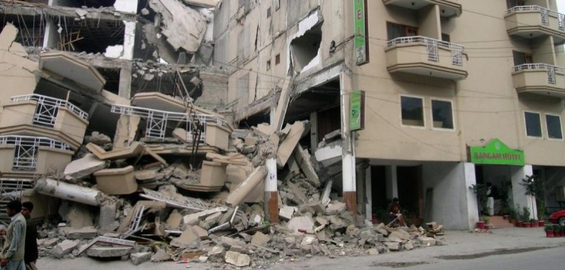 Kolkata residents gathered outside buildings after earthquake tremors