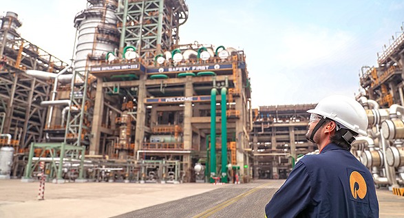 Reliance refinery complex in Jamnagar with oil processing units