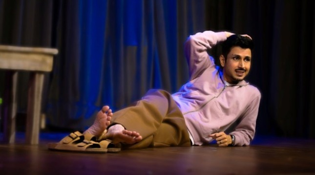 Amol Parashar performing his solo play Besharam Aadmi during its return to Delhi.
