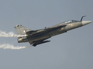 Tejas fighter jet performing aerobatic manoeuvre before crash at Dubai Air Show