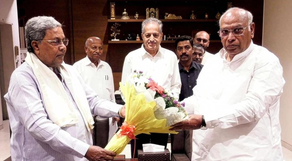 “Siddaramaiah in conversation with Mallikarjun Kharge in Bengaluru”