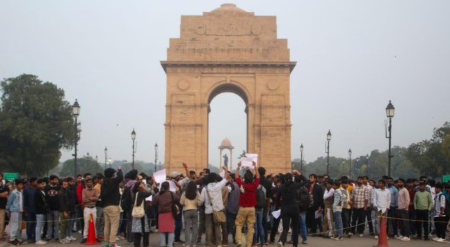 Delhi Police personnel controlling crowd during air pollution protest