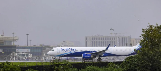 IndiGo aircraft at Mumbai airport with luggage incident underway