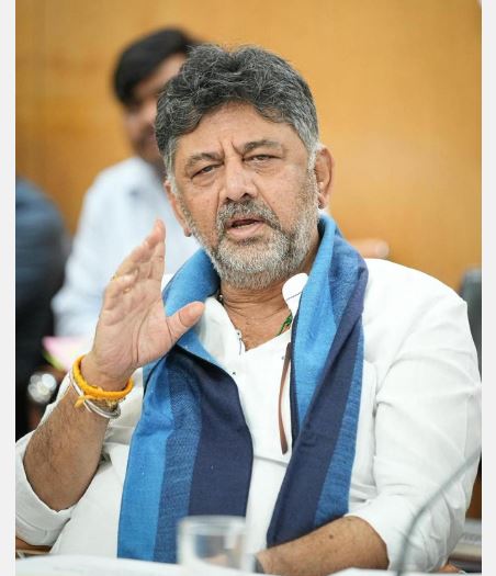 Karnataka Congress legislators traveling to Delhi to support D.K. Shivakumar during leadership discussions.